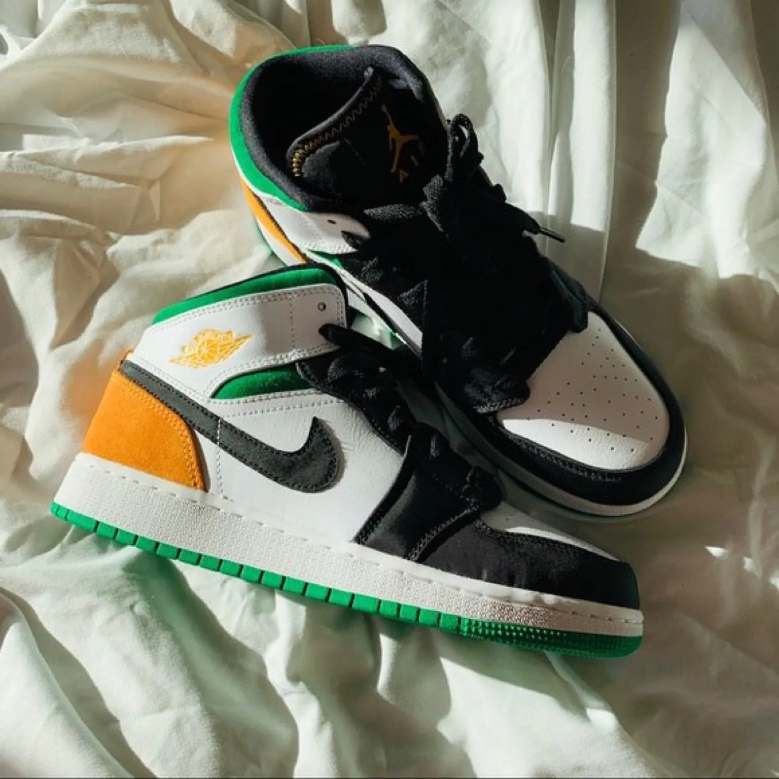 Air Jordan 1 Mid Oakland (2020) фото