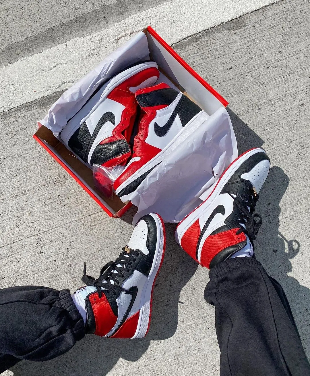 Air Jordan 1 High Womens Nike AJ I 1 Retro High 'Satin Black Toe' (2019) фото