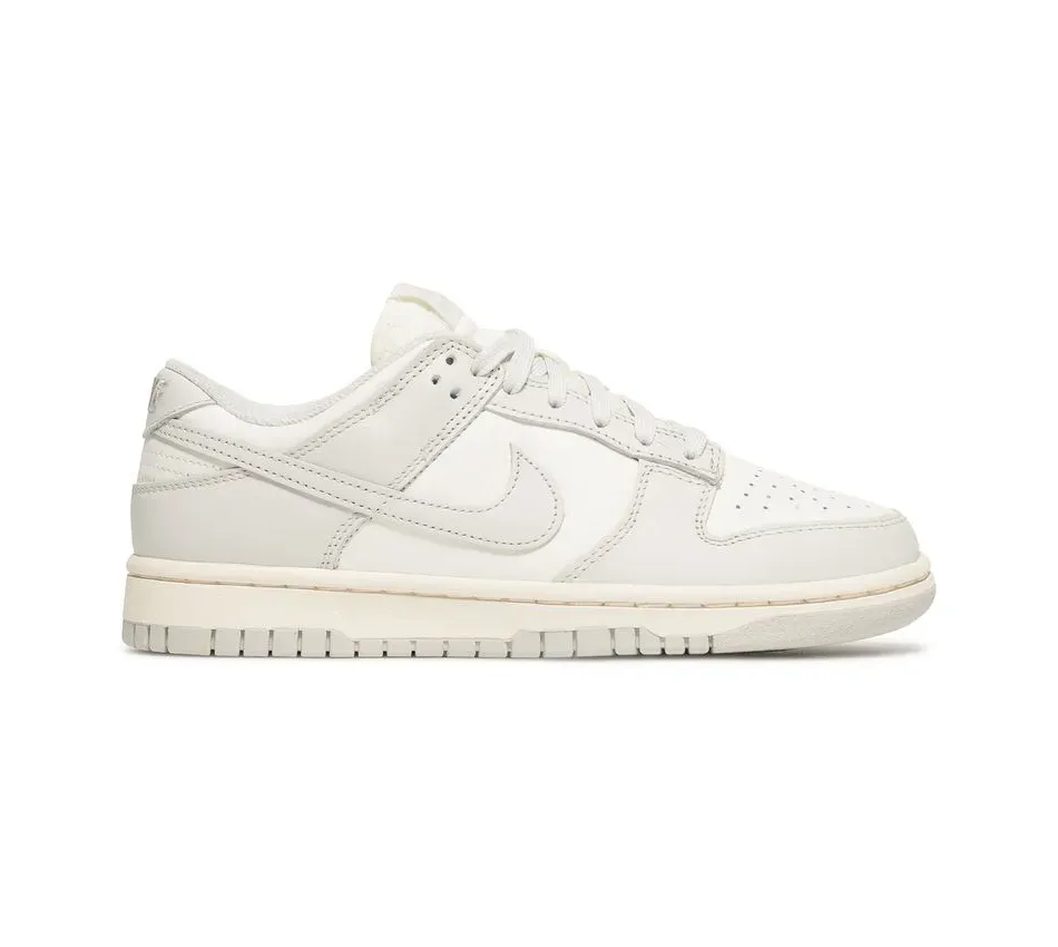 Низкие кроссовки Nike Dunk Low Wmns Light Bone (Белый) Унисекс